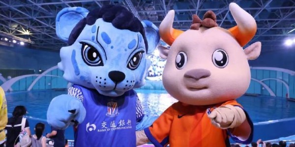 半岛体育在线-好友相聚在青岛！犇犇的好朋友布鲁来啦！