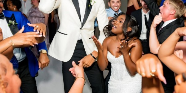 半岛体育APP-骑士中锋贾勒特-阿伦低调完婚 队友迪恩-韦德出席任伴郎