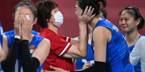 半岛体育-东京奥运回顾之遗憾：女排止步于小组赛创历届新低