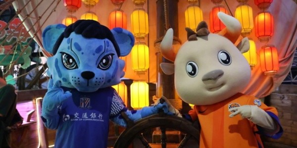 半岛体育在线-好友相聚在青岛！犇犇的好朋友布鲁来啦！