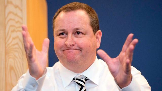 1633901689132037988.jpg mike-ashley-hands-out-front-newcastle-united-nufc-1120.jpg